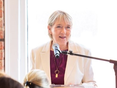 Nancy Agee speaks at Women's Luncheon